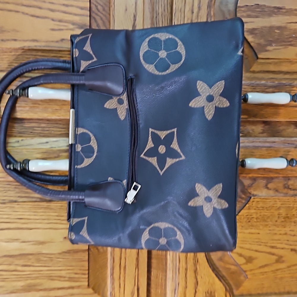 MEDIUM BROWN PURSE